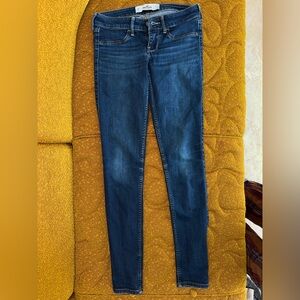 HOLLISTER SUPER SKINNY JEANS
Size: 0R (24 x 29)
